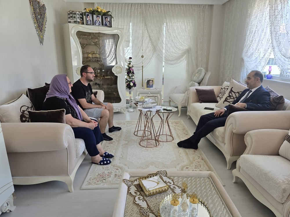 Kaymakamımız Engin Aksakal, Şehit Ailelerini Ziyaret Ederek Kurban Bayramını Kutladı