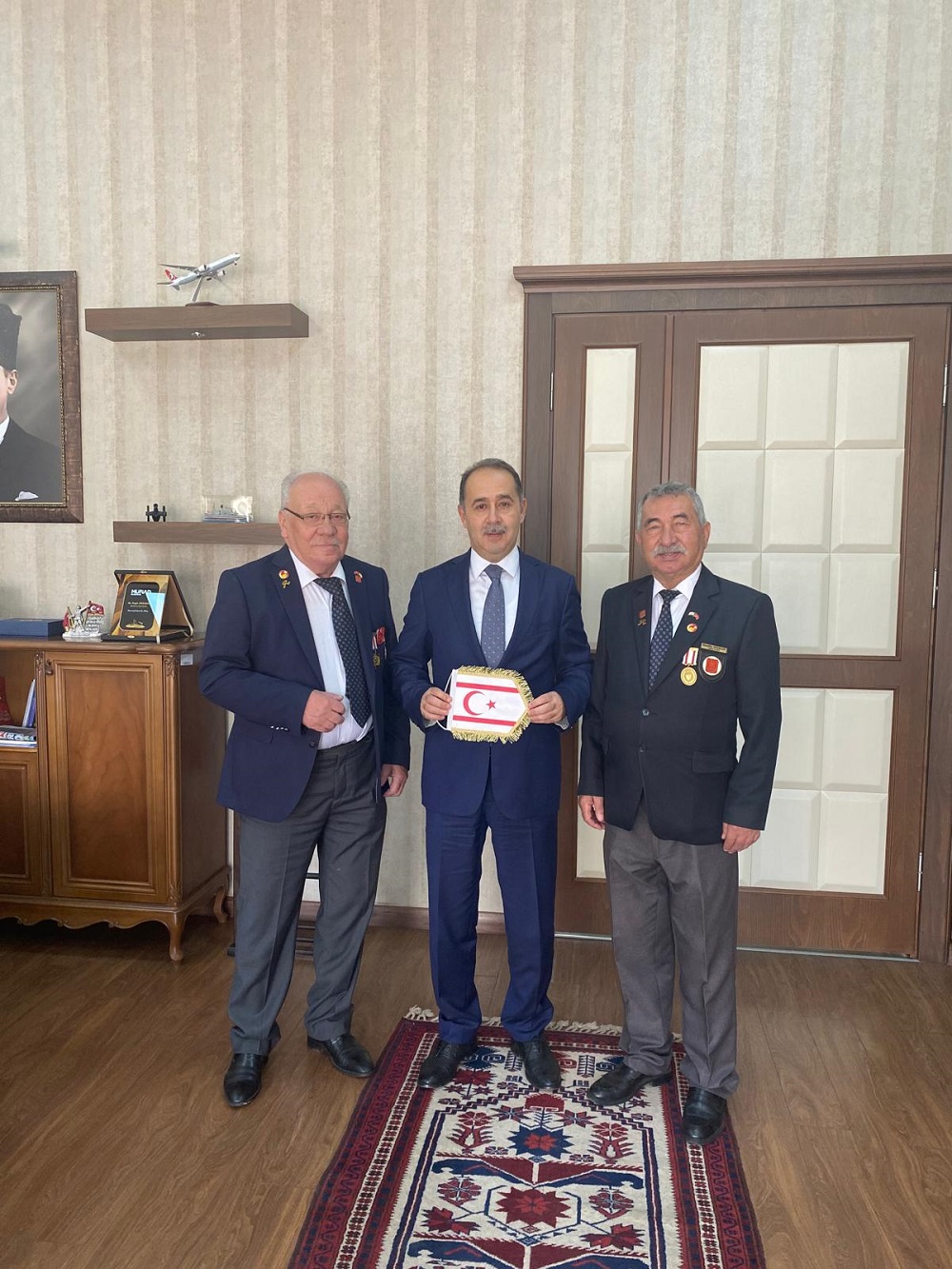 Kıbrıs Gazilerimiz Necip ŞENGÖL ve Muzaffer ERENLER, Kaymakamımız Engin Aksakal'ı Ziyaret Etti